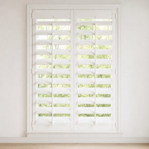 Wide-louvre plantation shutter with 4.5 inch slats